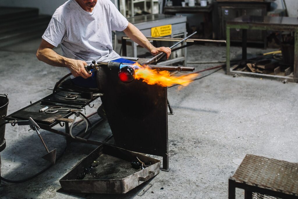 kaboompics_glassworker-in-action-in-the-murano-glass-factory-3006